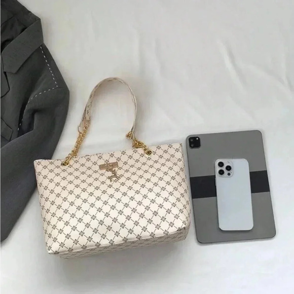 ⚠️Clearance Beige White Patterned Large Tote Shoulder Bag Gold Pendant - Picture 7 of 11